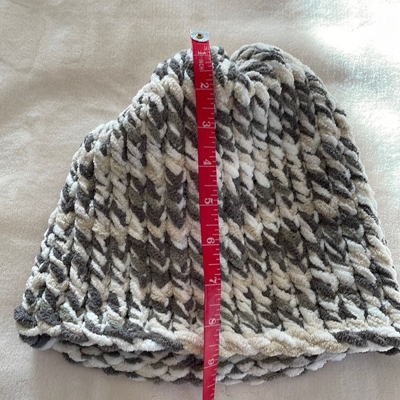 NWT - Hand-knitted hat - Picture 5 of 7